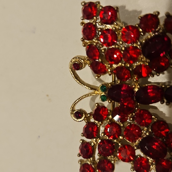 Beautiful Red Rhinestone & Goldtone Butterfly Brooch - Picture 3 of 5